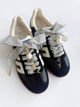 Laden Sie das Bild in den Galerie-Viewer, Heritage gestreiftes Schleifen-Spitzen-Charms-Set – Perlen- und Herz-Schlüssel-Schuh-Charms | Schwarz