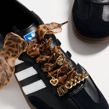 Laden Sie das Bild in den Galerie-Viewer, Braune Leoparden-Schnürsenkel mit Anhängern | Stylisches Sneaker-Akzent-Set: GDBR / ONE