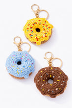 Laden Sie das Bild in den Galerie-Viewer, Grigri Taschenanhänger Donut gehäkelt 8 cm PC044HZ: Gelb / 100% POLYESTER