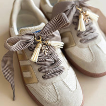 Laden Sie das Bild in den Galerie-Viewer, Schuh-Charms und Schnürsenkel-Sets – Schnürsenkel-Accessoires: Schwarze Satinbänder/Schleifen/Federanhänger