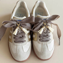 Laden Sie das Bild in den Galerie-Viewer, Schuh-Charms und Schnürsenkel-Sets – Schnürsenkel-Accessoires: Ivory Satin Laces/Strawberry/Fern Charms