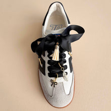 Laden Sie das Bild in den Galerie-Viewer, Schuh-Charms und Schnürsenkel-Sets – Schnürsenkel-Accessoires: Schwarze Satinbänder/Schleifen/Federanhänger