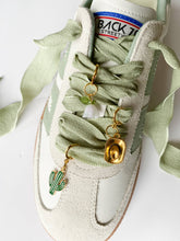 Laden Sie das Bild in den Galerie-Viewer, Schuh-Charms und Schnürsenkel-Sets | Sneaker-Charms und Schnürsenkel-Sets: Schwarze Schnürsenkel/Schleife + Sternanhänger