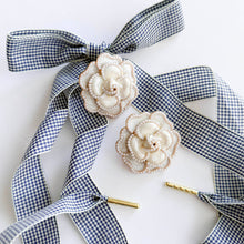 Laden Sie das Bild in den Galerie-Viewer, Schuh-Charms und Schnürsenkel-Sets – Schnürsenkel-Accessoires: Schwarze Satinbänder/Schleifen/Federanhänger