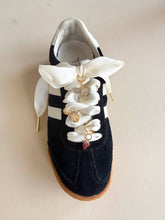 Laden Sie das Bild in den Galerie-Viewer, Schuh-Charms und Schnürsenkel-Sets – Schnürsenkel-Accessoires: Schwarze Satinbänder/Schleifen/Federanhänger