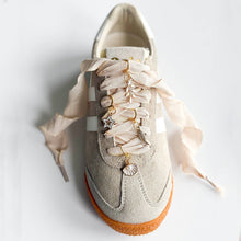 Laden Sie das Bild in den Galerie-Viewer, Schuh-Charms und Schnürsenkel-Sets | Sneaker-Charms und Schnürsenkel-Sets: Ivory Laces/Fish+Shell Charms