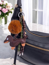 Laden Sie das Bild in den Galerie-Viewer, Taschenanhänger und Schlüsselanhänger mit Hund und Bommel PC11: Braun / Synthetisch