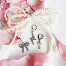 Laden Sie das Bild in den Galerie-Viewer, Schuh-Charms und Schnürsenkel-Sets | Sneaker-Charms und Schnürsenkel-Sets: Bordeauxfarbene Spitzen-Anhänger/Marienkäfer-Anhänger/Schleifen-Anhänger