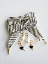 Laden Sie das Bild in den Galerie-Viewer, Heritage gestreiftes Schleifen-Spitzen-Charms-Set – Perlen- und Herz-Schlüssel-Schuh-Charms | Schwarz