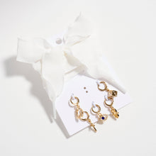 Laden Sie das Bild in den Galerie-Viewer, Goldenes Schuh-Charms-Set mit symbolischen Anhängern | Glückssymbole &amp; weiße Schleifenbänder: GDWT / ONE