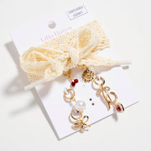 Laden Sie das Bild in den Galerie-Viewer, Spitzen‑Schnürsenkel‑Charm‑Set | goldfarbene Schleife sowie Herz‑ und Perlenakzente: GDWT / EINS