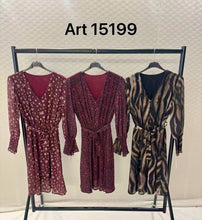 Laden Sie das Bild in den Galerie-Viewer, Bedrucktes V-Ausschnitt-Kleid mit Knopfleiste und langen Ärmeln: Bordeaux