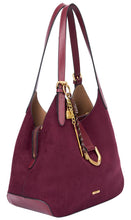 Laden Sie das Bild in den Galerie-Viewer, SCHULTERTASCHE AUS WILDLEDER MIT ANHÄNGER: BURGUNDY