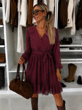 Laden Sie das Bild in den Galerie-Viewer, Kurzkleid mit langen Ärmeln und Blumenstickerei: Dunkelbraun