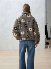 Laden Sie das Bild in den Galerie-Viewer, Teddyjacke mit Blumenmuster: Marrone / Eine Größe