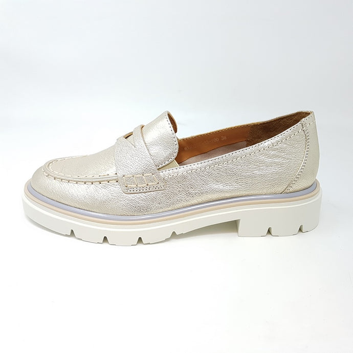 Loafer Regarde le ciel